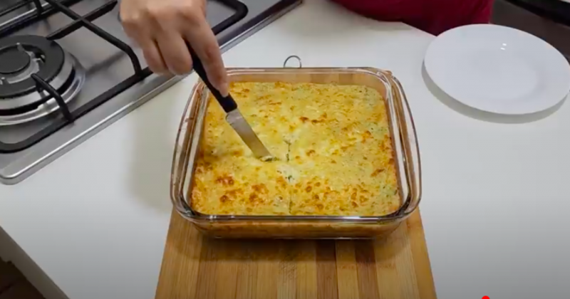 Frame de vídeo mostra chuchu gratinado sendo cortado 