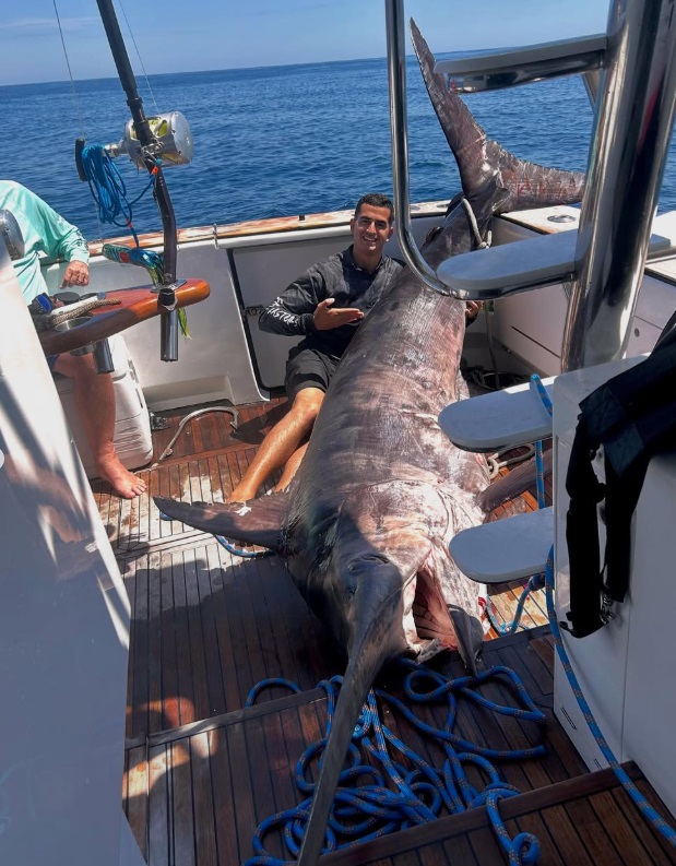 Pescador, Igor Wilken, com o Meca de 325 kg fisgado no Espírito Santo