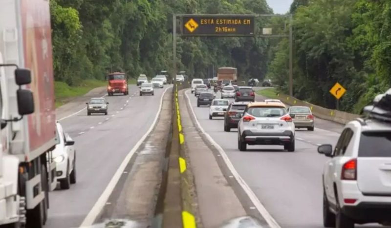 Filas quilométricas na BR-101 testam a paciência de motoristas neste domingo (5)