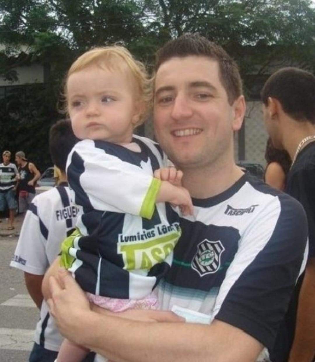 Robert e a filha Ana Júlia em 2005, no primeiro jogo dele no Scarpelli - Arquivo Pessoal/ND