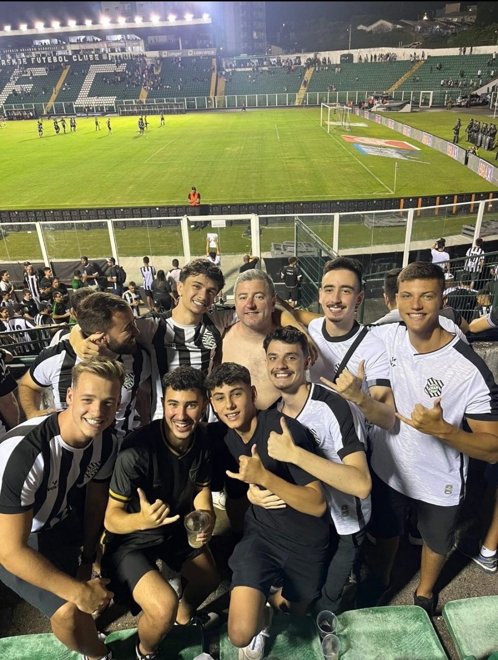 Robert (sem camisa) com amigos no Scarpelli - Arquivo Pessoal/ND