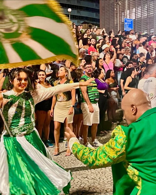 Foto do desfile da Escola de Samba Jardim das palmeiras no Ensaio Volta à Praça XV