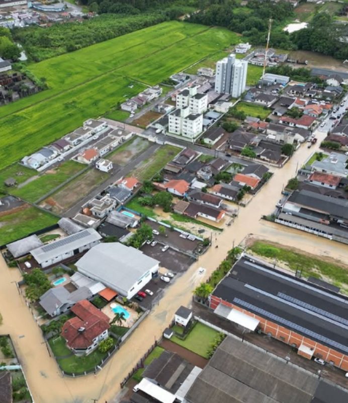 Cidade de Rodeio alagada após fortes chuvas