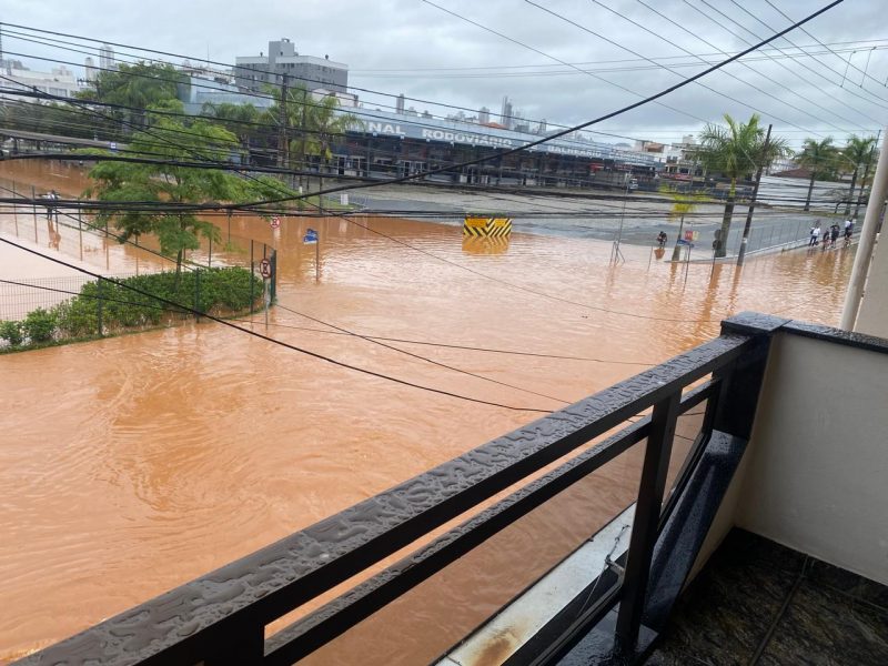 imagem mostra rodoviária de Balneário Camboriú cercada pela água da chuva