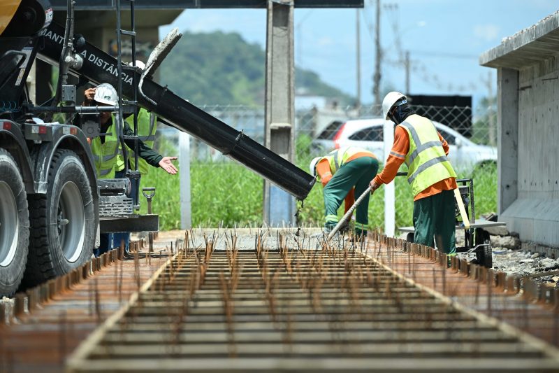 Homens trabalhando na construção civil