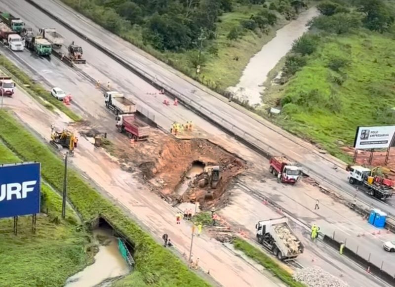 Cratera na BR-101, em Biguaçu