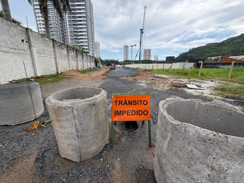 Trânsito no Litoral Norte, rua bloqueada em Itajaí