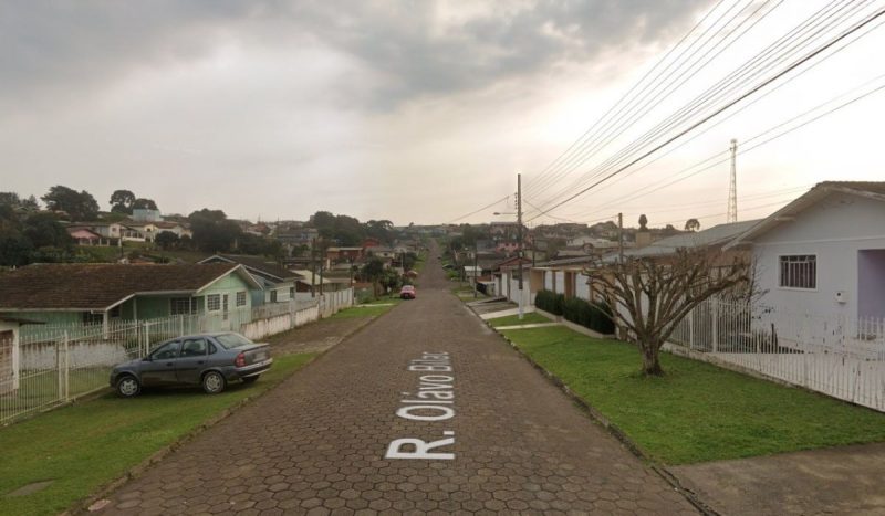 Homem foi encontrado morto pelado dentro da própria casa, localizada na rua Olavo Bilac, Penha, foto mostra rua