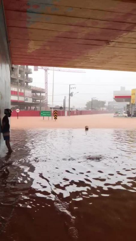 imagem mostra avenida das flores alagada em Balneário Camboriú