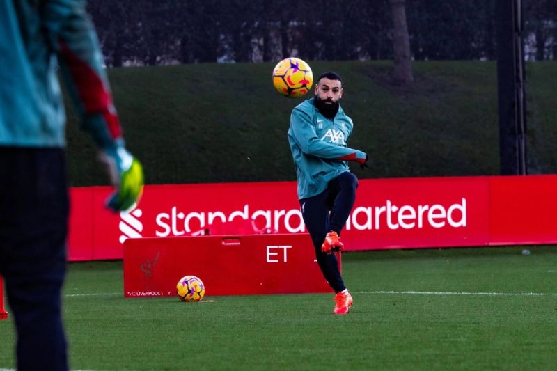 Salah afia a pontaria em treino do Liverpool