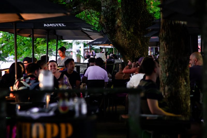 Turistas frequentam bares e restaurantes em Florianópolis