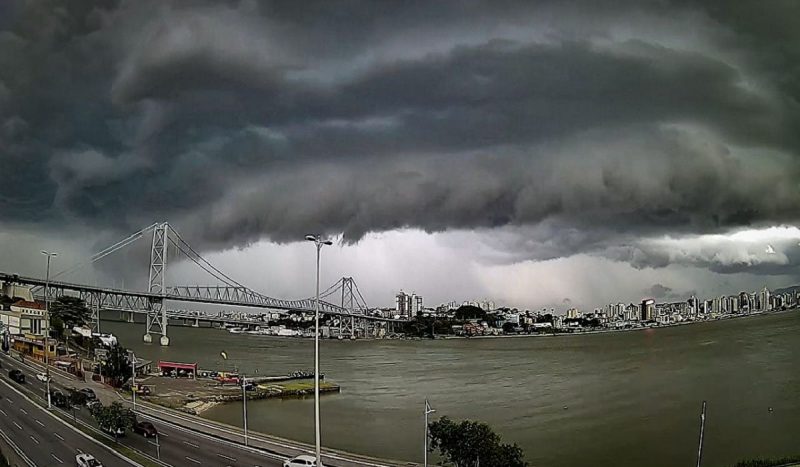 Inmet emitiu alerta amarelo para tempestades no sábado em SC