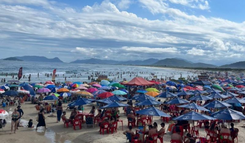 Fim de semana caloroso promete praia em SC