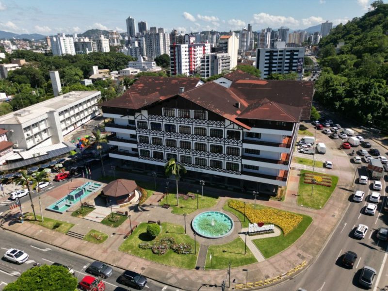 A imagem mostra a prefeitura de Blumenau, poder público que prevê um pacote de corte de gastos