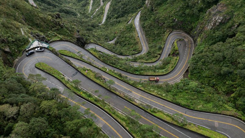 Imagem aérea das curvas da Serra do Rio do Rastro