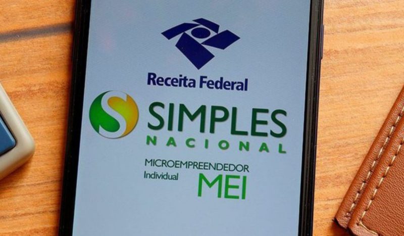 Celular com o aplicativo do Simples Nacional aberto