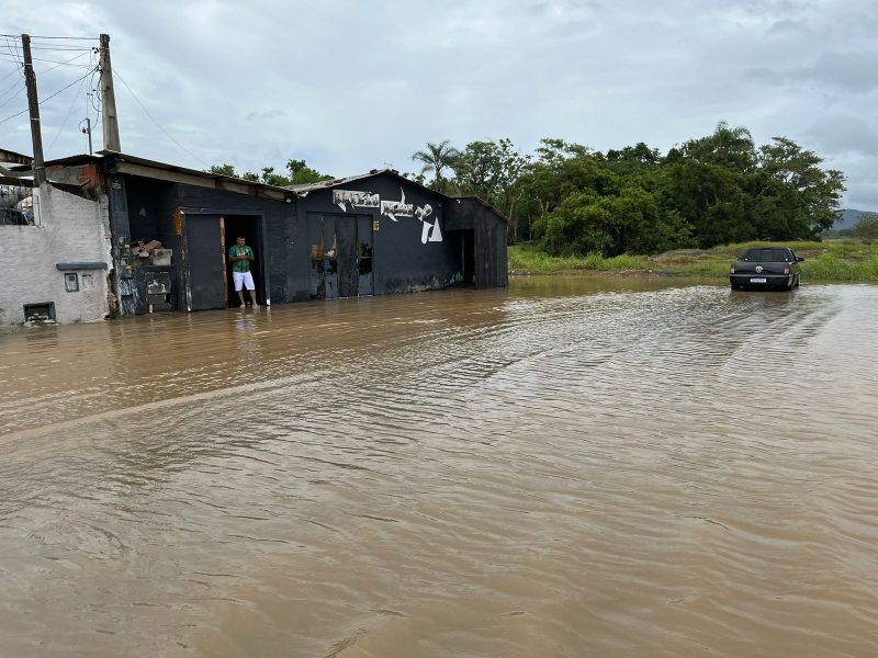 Bairro com rua alagada