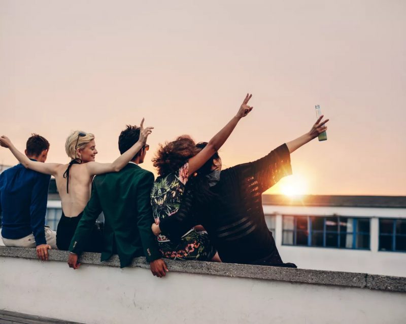 Grupo de amigos reunidos, praticando o slow living