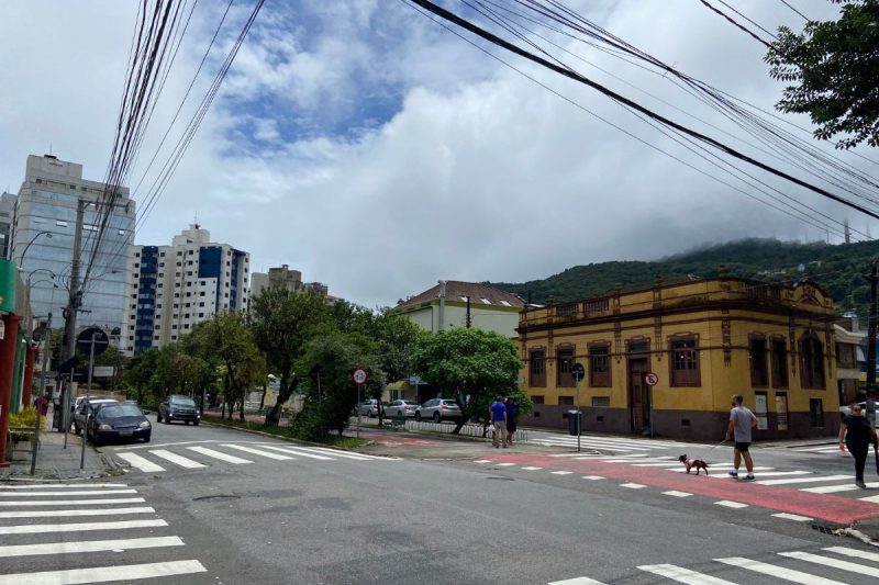 Sol aparece após intensas chuvas no Centro de Florianópolis