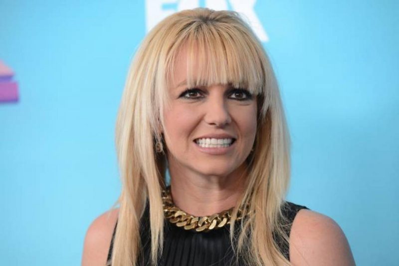 Britney Spears dando sorriso falso