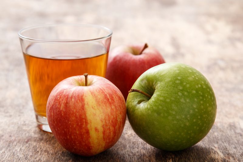 Suco de maçã ao lado da fruta