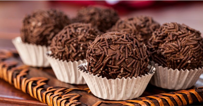 Mesa com muitos brigadeiros 