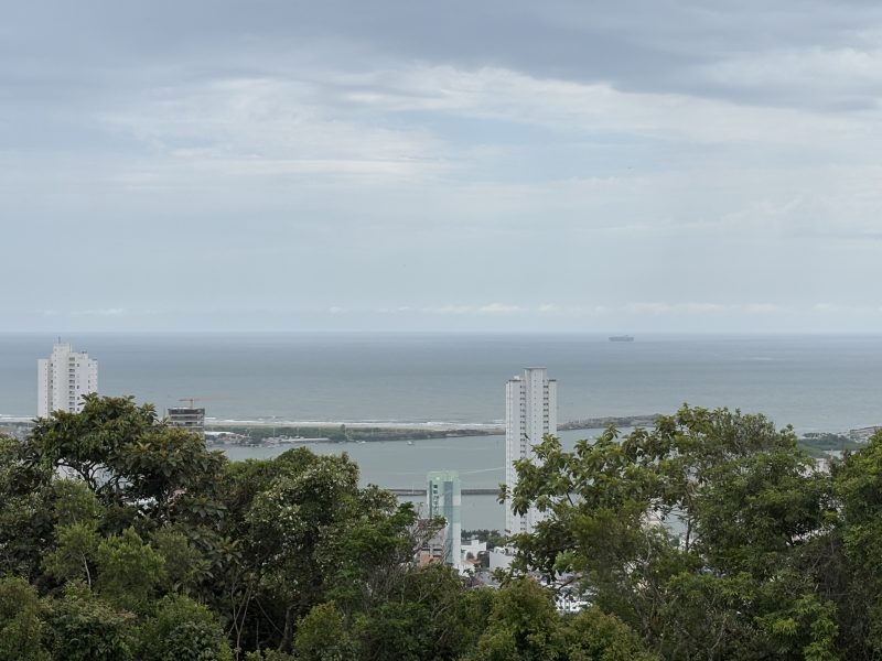 Imagem de Itajaí com céu nublado ilustra matéria sobre tempo em Itajaí e região