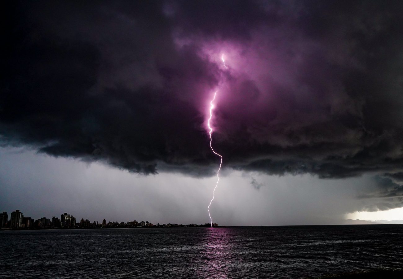 Tempestade em SC Defesa Civil recomenda buscar local abrigado durante os temporais em SC
