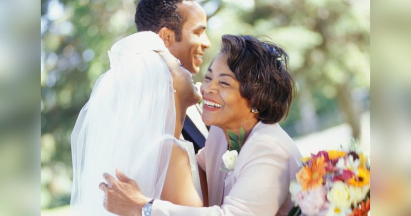 Sogra abraçando noiva em casamento