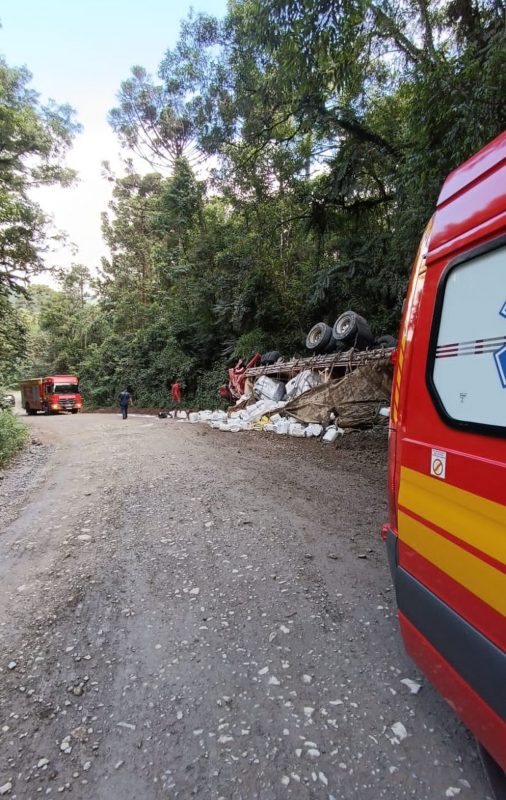 Carreta carregada de pesticida tombada em via em Doutor Pedrinho 