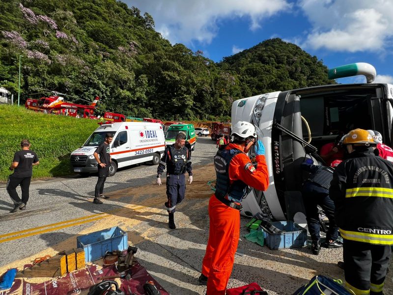 Tombamento de ônibus deixa mais de 40 vítimas na Serra Dona Francisca, em Joinville