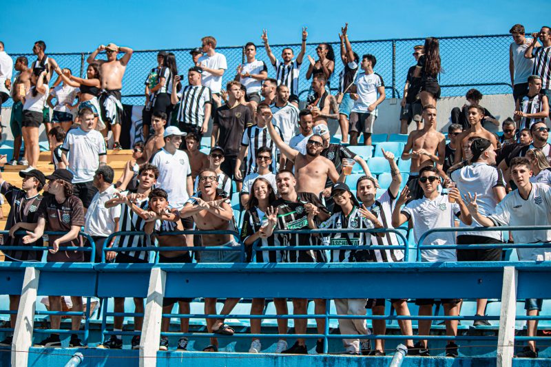 Torcida do Figueirense no estádio da Ressacada