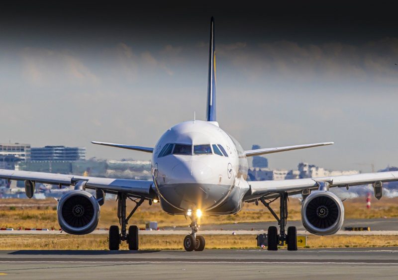 na foto aparece um avião no aeroporto que aumenta o risco de ataque cardíaco