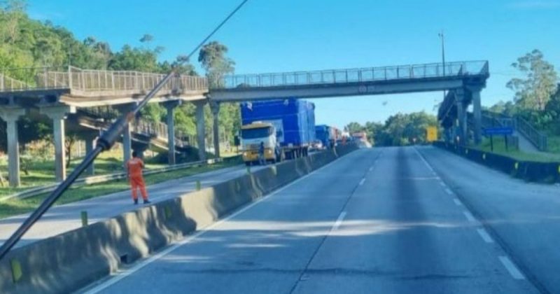 Caminhão ficou trancado na passarela do Morro dos Cavalos