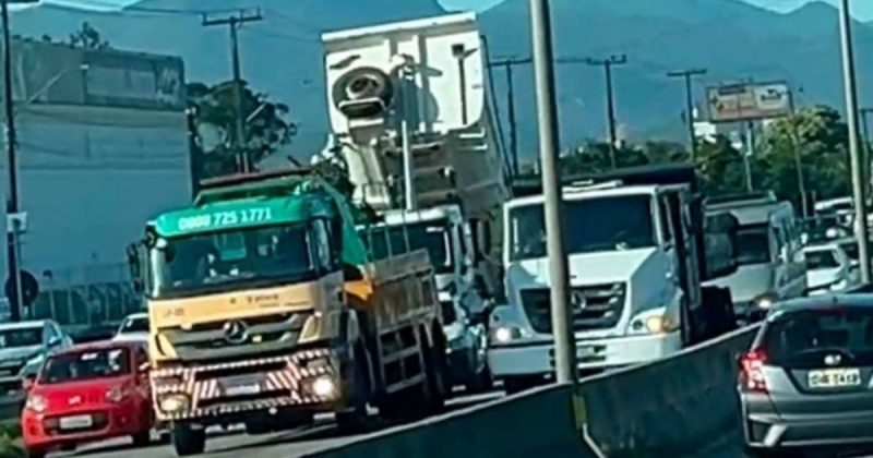 Caminhão com pane trava BR-101 e causa filas de 12 km em Florianópolis