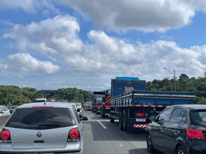 BR-101 tem alto fluxo de veículos nesta segunda-feira (6)