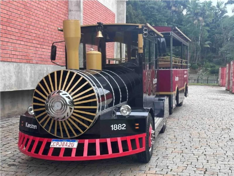 Trem conhecido como Makuka para passeio dentro de fábrica em Pomerode 