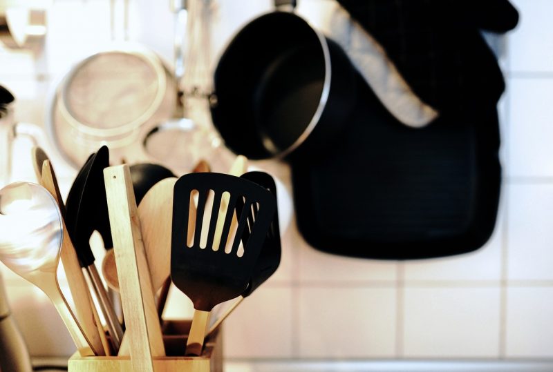 Utensílios pretos de cozinha secando 