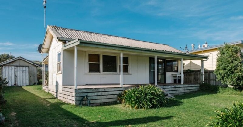 Casa branca com gramado verde