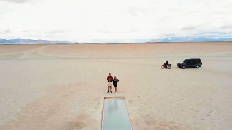 Casal em imagem feita com drone durante viagem de carro até a Argentina 