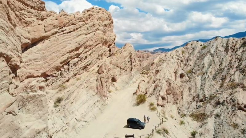 Casal em imagem feita com drone durante viagem de carro até a Argentina 