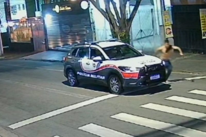 Estudante de medicina dá tapa na viatura e sai correndo