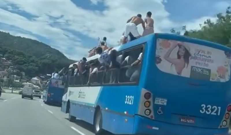 Torcedores sobem em ônibus na SC-401, em Florianópolis 