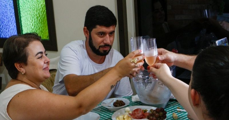 Pessoas à mesa brindando com espumante Goethe