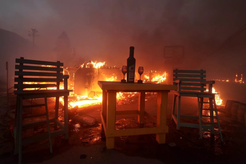 na foto aparece fogo queimando casas nos incêndios em Los Angeles