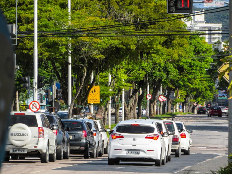 Foto de carros em rua. Estacionamento rotativo de Itajaí