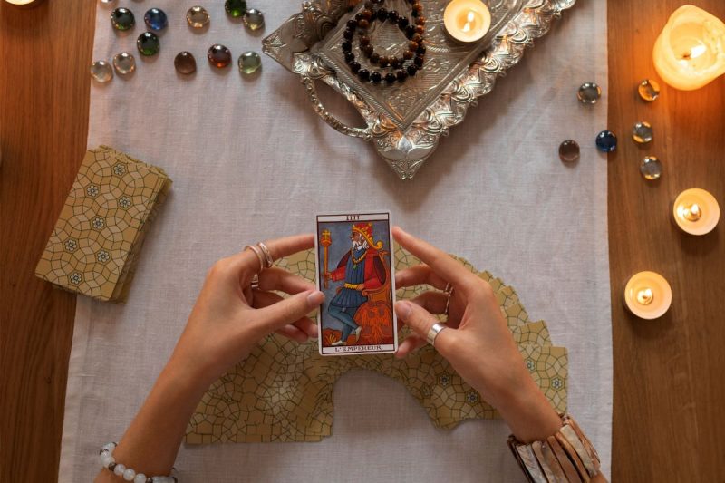 3 símbolos do Tarot costumam passar despercebidos, mas que possuem significados profundos