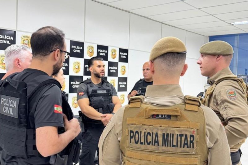 policiais reunidos para a operação presente indesejado 