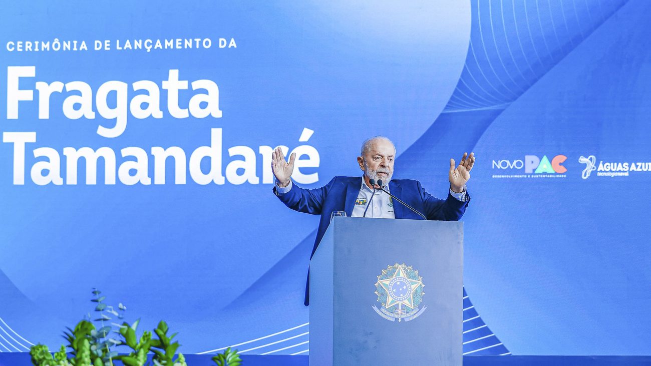 Presidente Lula fala em palanque durante evento