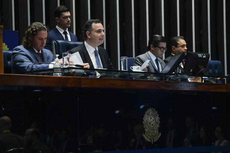 Conduzem a vota&ccedil;&atilde;o o vice-presidente do Senado Federal, senador Veneziano Vital do R&ecirc;go (MDB-PB); presidente do Senado Federal, senador Rodrigo Pacheco (PSD-MG); secret&aacute;rio-geral da Mesa do Senado Federal, Gustavo A. Sab&oacute;ia Vieira; 2&ordm; secret&aacute;rio da Mesa do Senado Federal, senador Weverton (PDT-MA) – Foto: Marcos Oliveira/Ag&ecirc;ncia Senado/ND